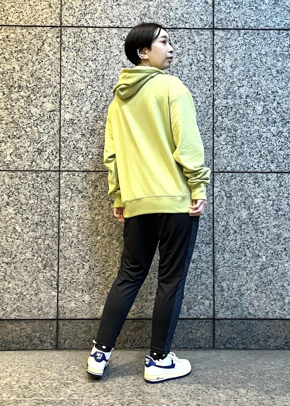 ブラック系のその他パンツ、グリーン系のパーカー、ホワイト系のスニーカーを着用したレディースの冬コーディネートの3枚目の写真