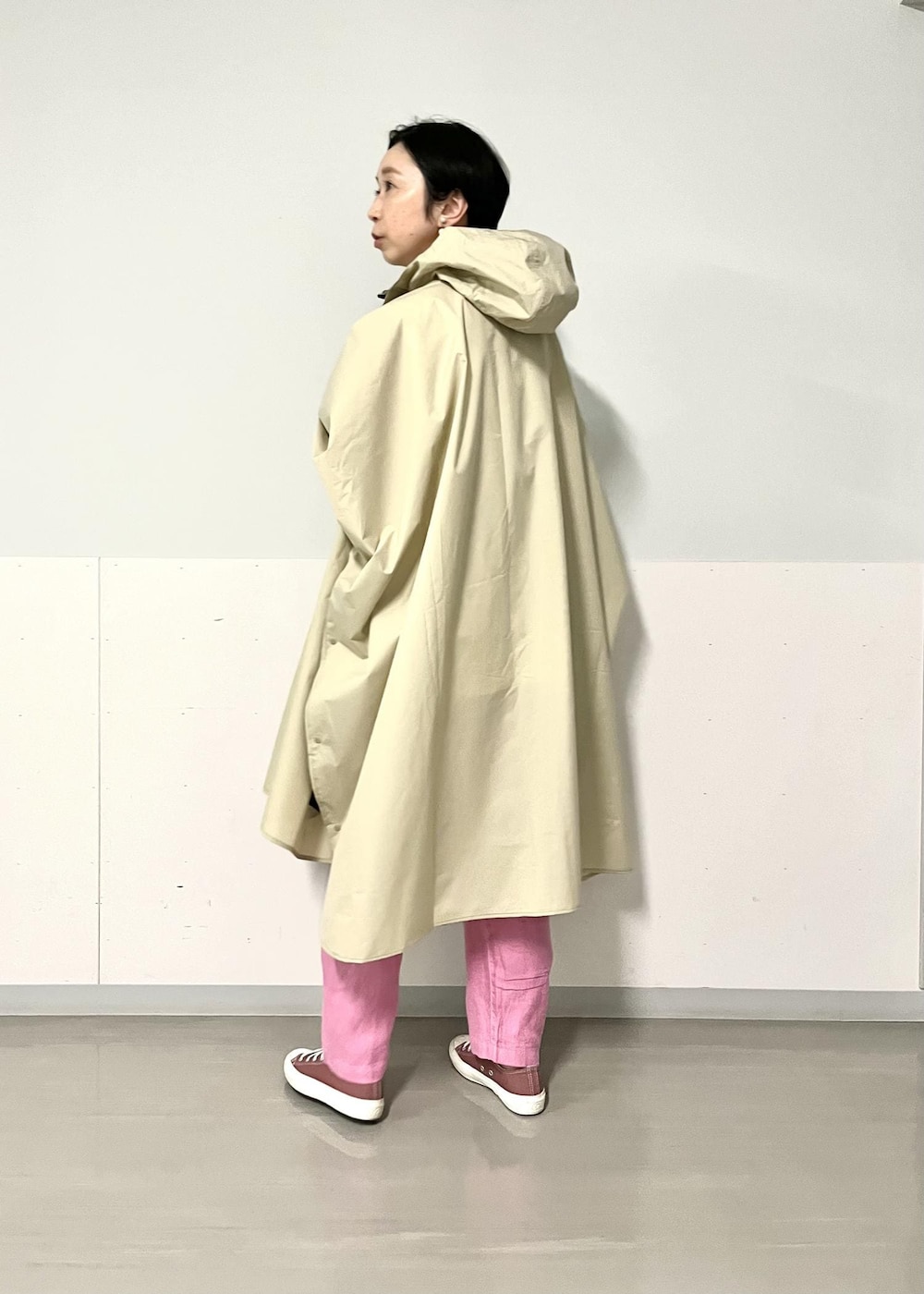 ピンク系のその他パンツ、ピンク系のトートバッグ、ベージュ系のレインコート/ポンチョを着用したレディースの春コーディネートの3枚目の写真
