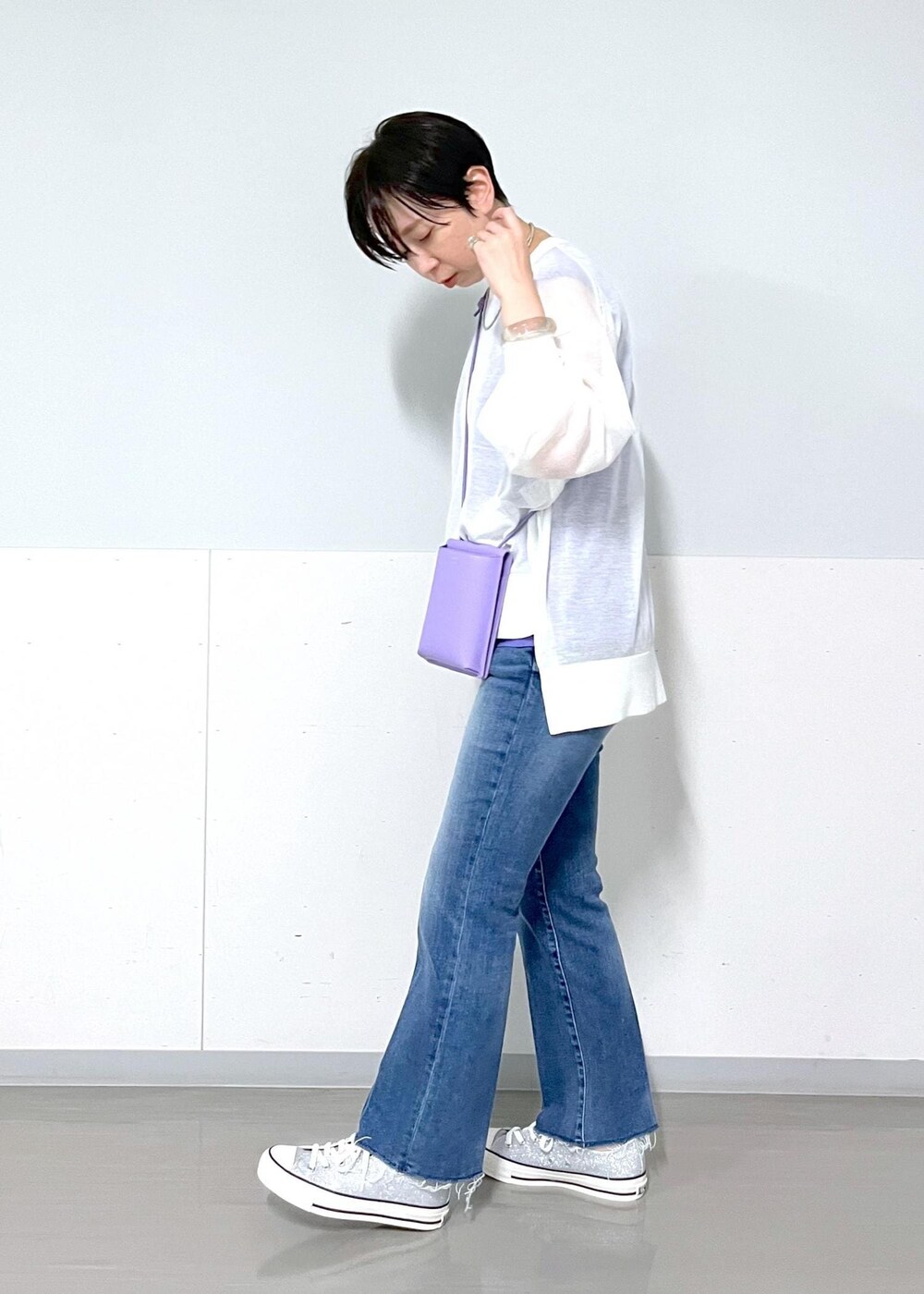 パープル系のTシャツ/カットソー、シルバー系のスニーカー、ホワイト系のTシャツ/カットソーを着用したレディースの夏コーディネートの4枚目の写真