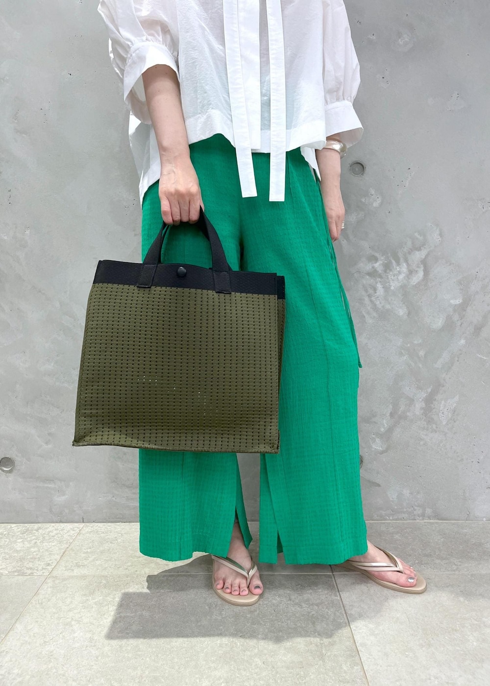 ベージュ系のサンダル、グリーン系のトートバッグ、グリーン系のその他パンツを着用したレディースの春コーディネートの6枚目の写真