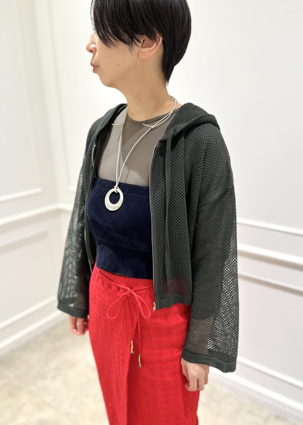 ホワイト系のサンダル、レッド系のスカート、グリーン系のTシャツ/カットソーを着用したレディースの春コーディネートの5枚目の写真