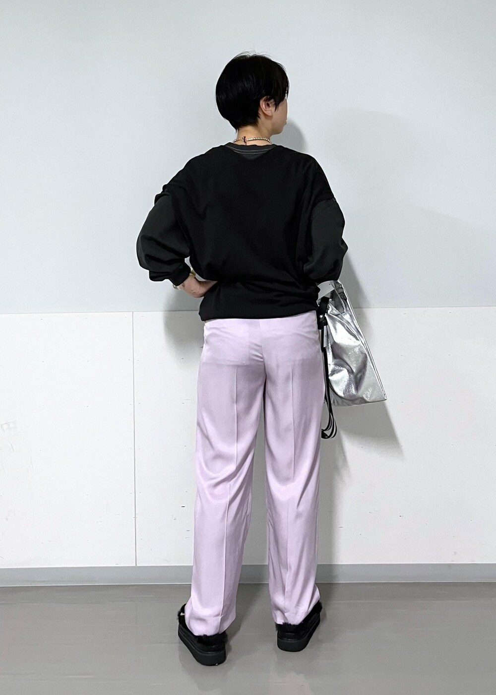 パープル系のその他パンツ、ブラウン系のニット/セーター、ブラック系のTシャツ/カットソーを着用したレディースの夏コーディネートの3枚目の写真