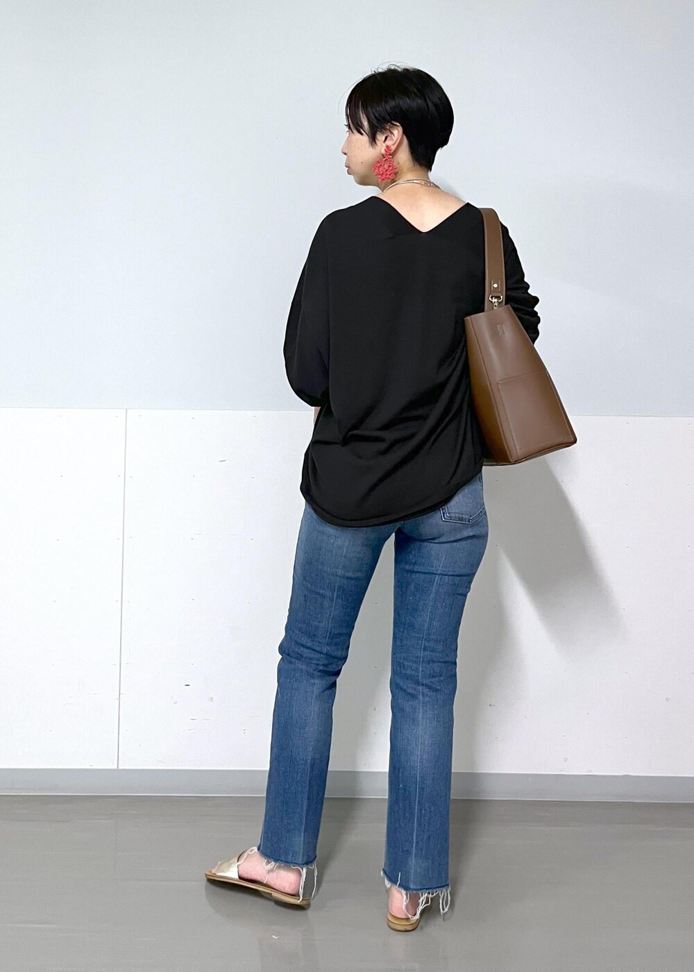 ブラウン系のカーディガン/ボレロ、ブルー系のデニムパンツ、ブラウン系のトートバッグを着用したレディースの夏コーディネートの3枚目の写真