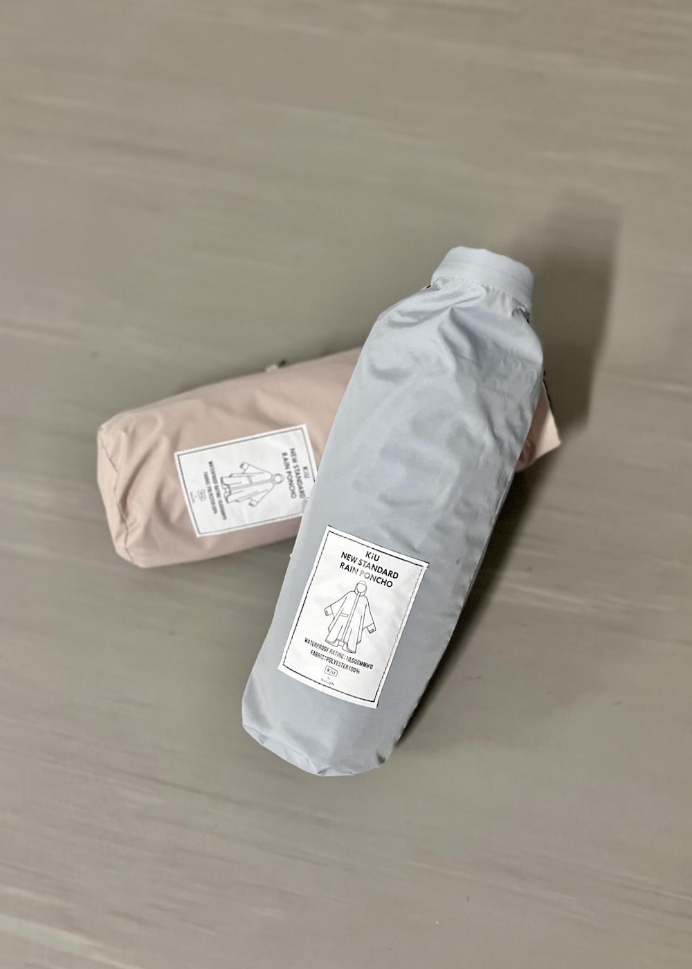 ピンク系のその他パンツ、ピンク系のトートバッグ、ベージュ系のレインコート/ポンチョを着用したレディースの春コーディネートの9枚目の写真