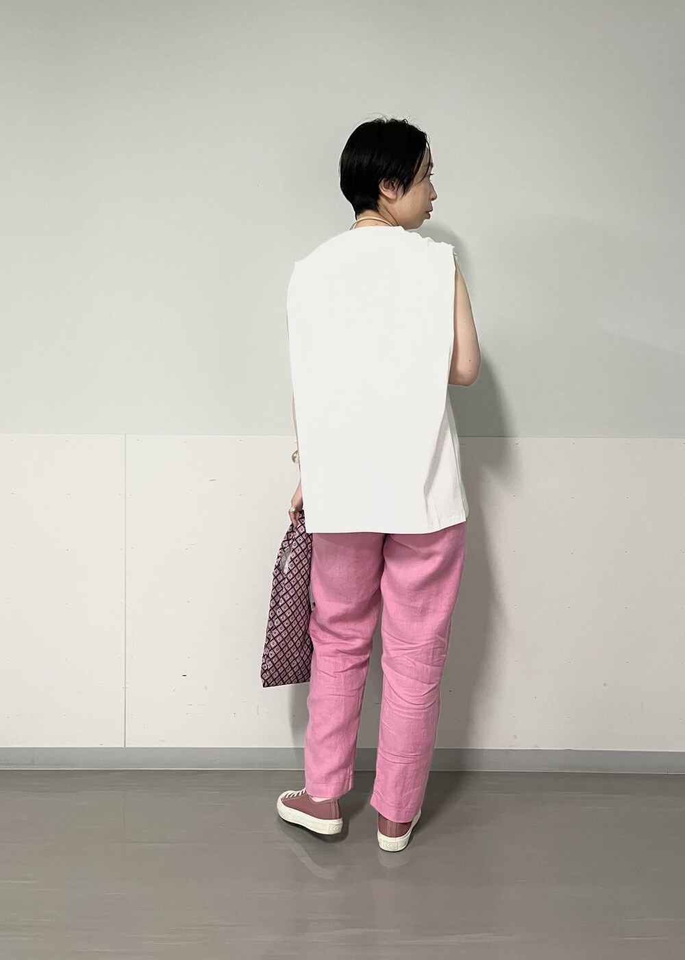 ピンク系のシャツ/ブラウス、ホワイト系のTシャツ/カットソー、ピンク系のその他パンツを着用したレディースの春コーディネートの6枚目の写真