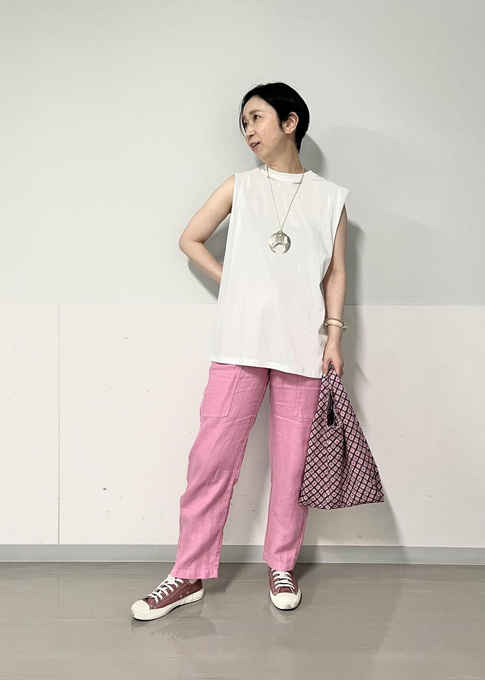 ピンク系のシャツ/ブラウス、ホワイト系のTシャツ/カットソー、ピンク系のその他パンツを着用したレディースの春コーディネートの4枚目の写真