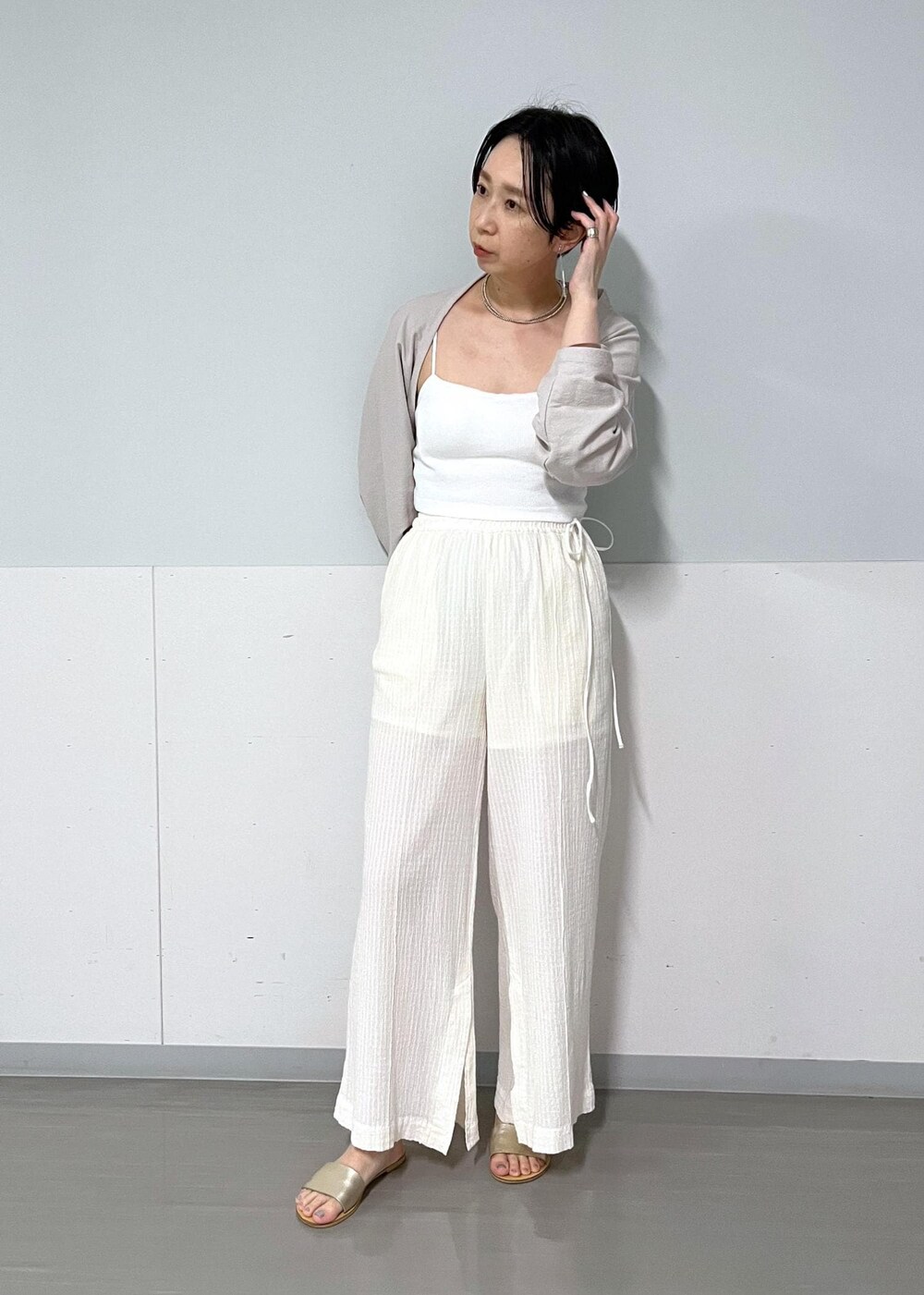 ホワイト系のカーディガン/ボレロ、ホワイト系のその他パンツを着用したレディースの夏コーディネートの2枚目の写真