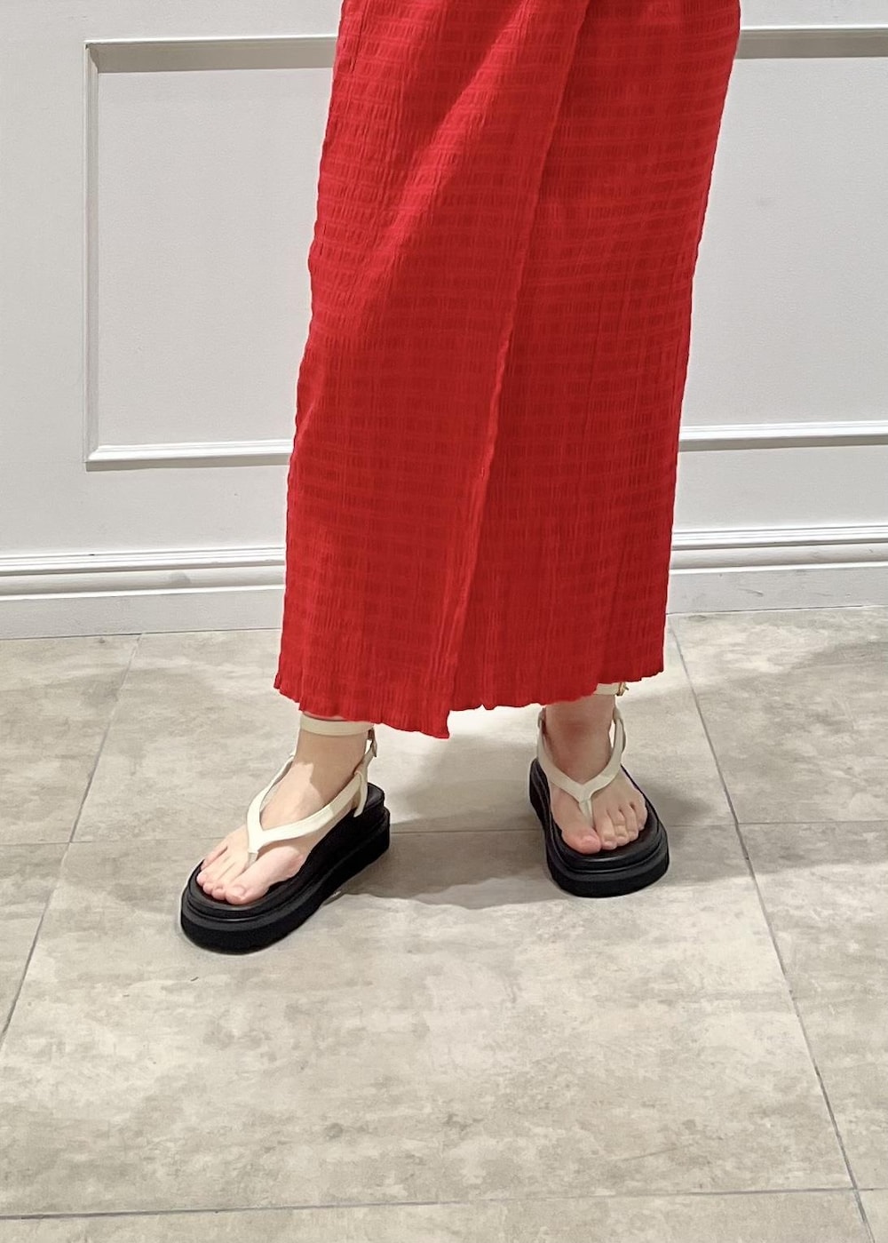 ホワイト系のサンダル、レッド系のスカート、グリーン系のTシャツ/カットソーを着用したレディースの春コーディネートの7枚目の写真