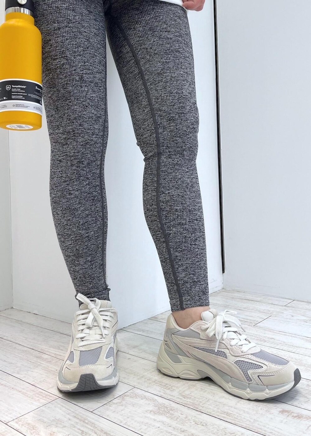 ホワイト系のパーカー、ベージュ系のスニーカー、ブルー系のブルゾンを着用したレディースの春コーディネートの4枚目の写真