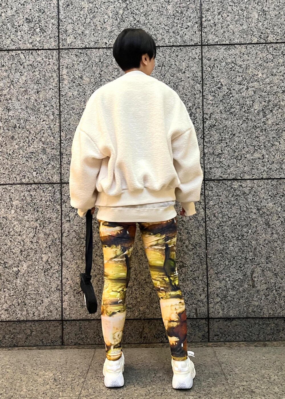 ホワイト系のその他トップス、ブラック系のボディバッグ/ウエストポーチ、ホワイト系のその他アウターを着用したレディースの冬コーディネートの4枚目の写真