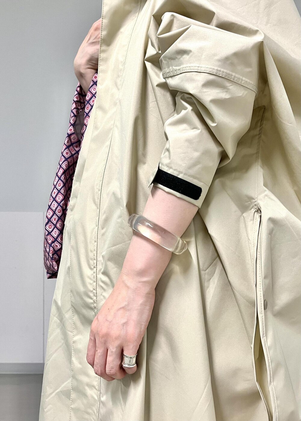ピンク系のその他パンツ、ピンク系のトートバッグ、ベージュ系のレインコート/ポンチョを着用したレディースの春コーディネートの6枚目の写真
