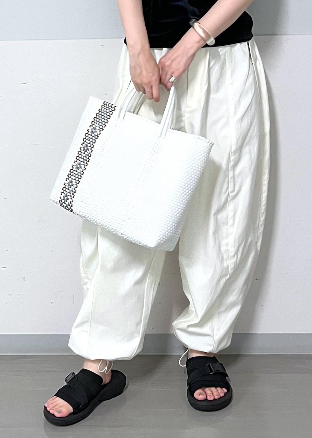 ホワイト系のカーゴパンツ、ベージュ系のショルダーバッグ、ベージュ系のカーディガン/ボレロを着用したレディースの夏コーディネートの5枚目の写真