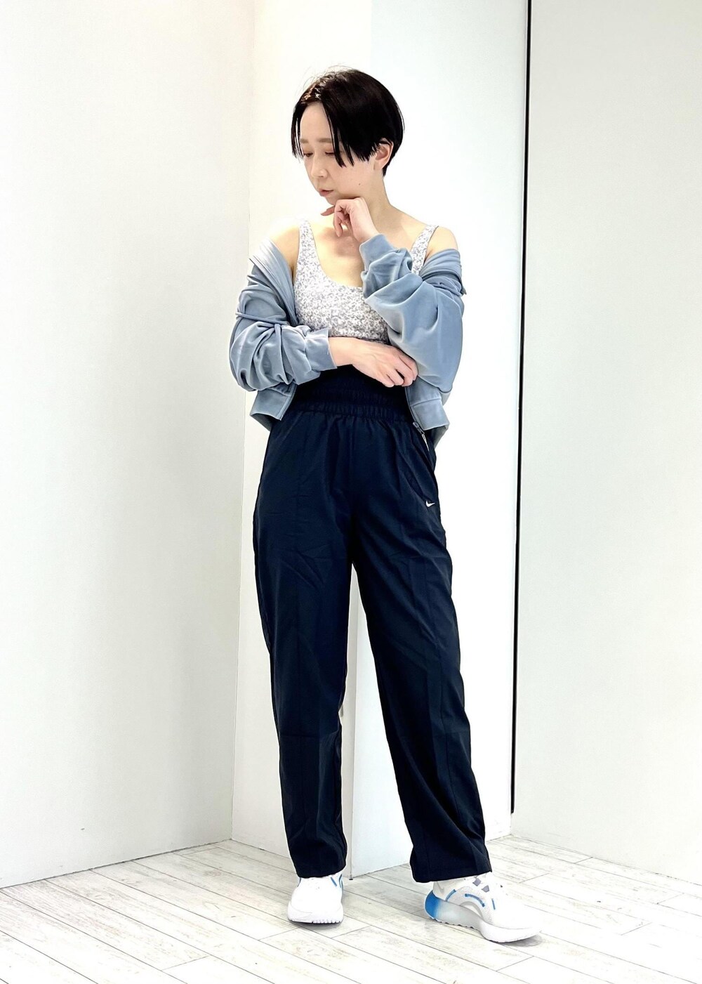 ホワイト系のスニーカー、ブラック系のその他パンツ、ブルー系のパーカーを着用したレディースの冬コーディネートの2枚目の写真