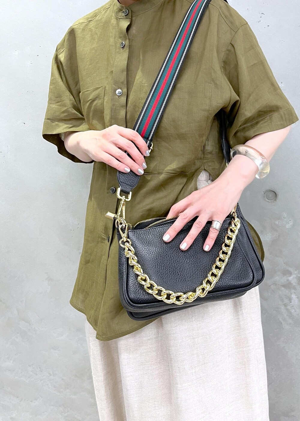 ホワイト系のスラックス、グリーン系のシャツ/ブラウスを着用したレディースの春コーディネートの7枚目の写真