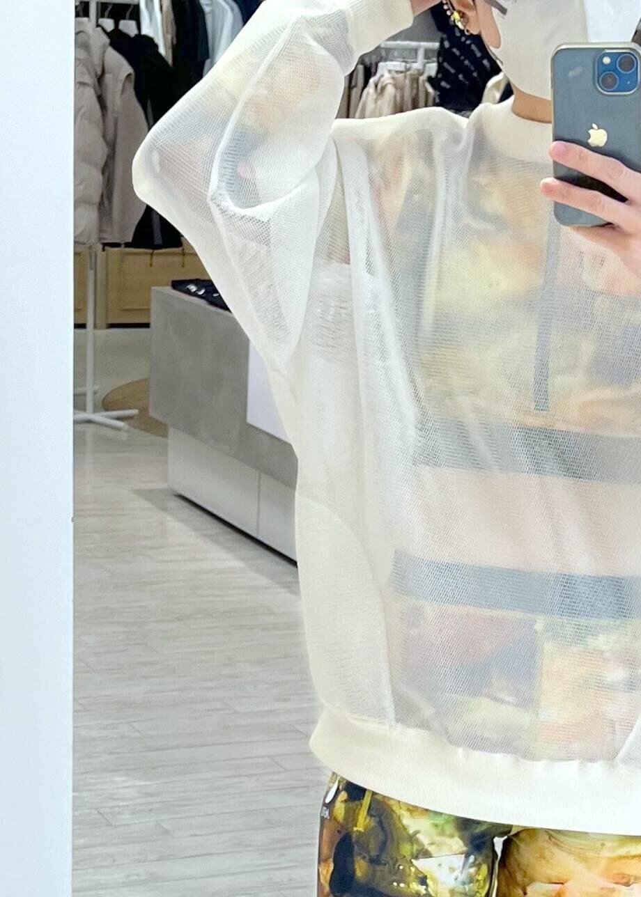 ホワイト系のその他トップス、ブラック系のボディバッグ/ウエストポーチ、ホワイト系のその他アウターを着用したレディースの冬コーディネートの10枚目の写真