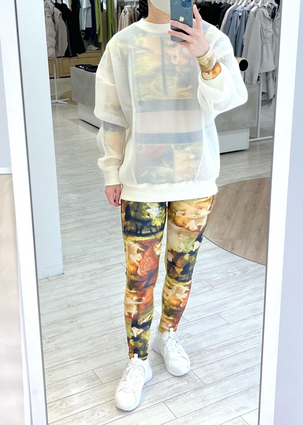 ホワイト系のその他トップス、ブラック系のボディバッグ/ウエストポーチ、ホワイト系のその他アウターを着用したレディースの冬コーディネートの9枚目の写真