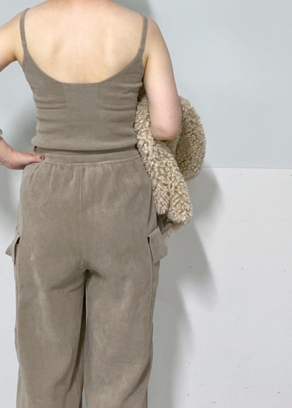 ベージュ系のベスト、グレー系のキャミソール、グレー系のカーゴパンツを着用したレディースの秋コーディネートの6枚目の写真