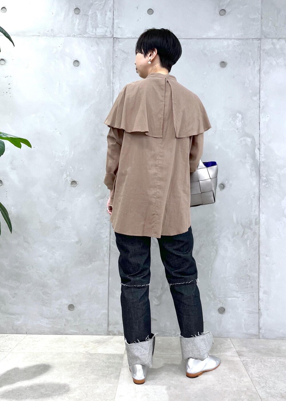 その他のトートバッグ、ブラウン系のシャツ/ブラウス、シルバー系のパンプスを着用したレディースの夏コーディネートの3枚目の写真