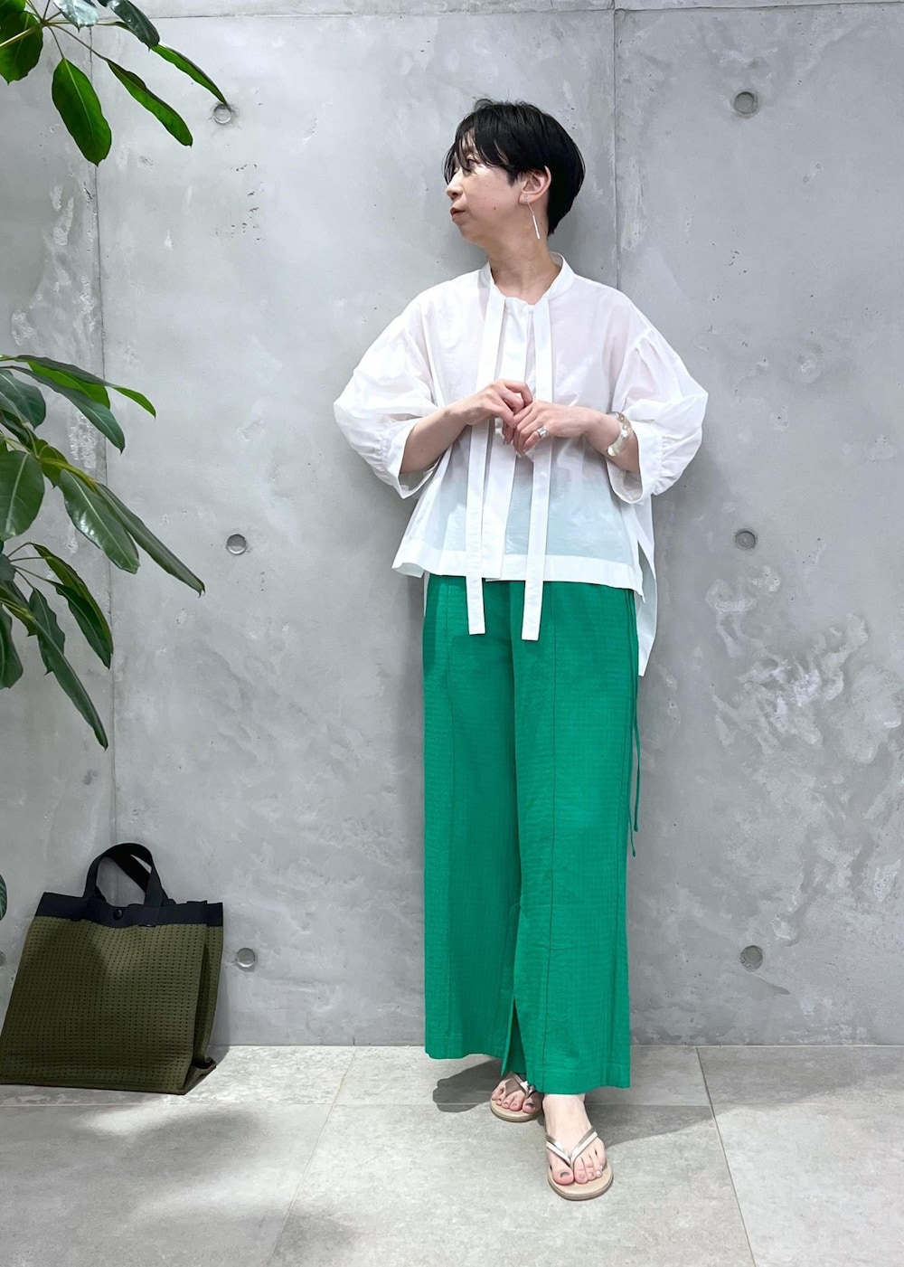 ベージュ系のサンダル、グリーン系のトートバッグ、グリーン系のその他パンツを着用したレディースの春コーディネートの3枚目の写真