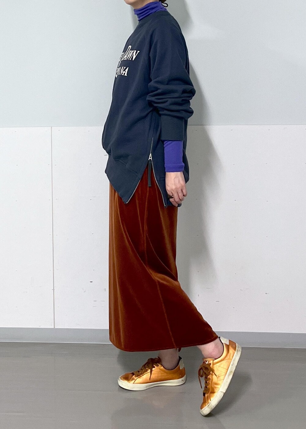 レッド系のスカート、グレー系のスウェット、パープル系のTシャツ/カットソーを着用したレディースの秋コーディネートの5枚目の写真