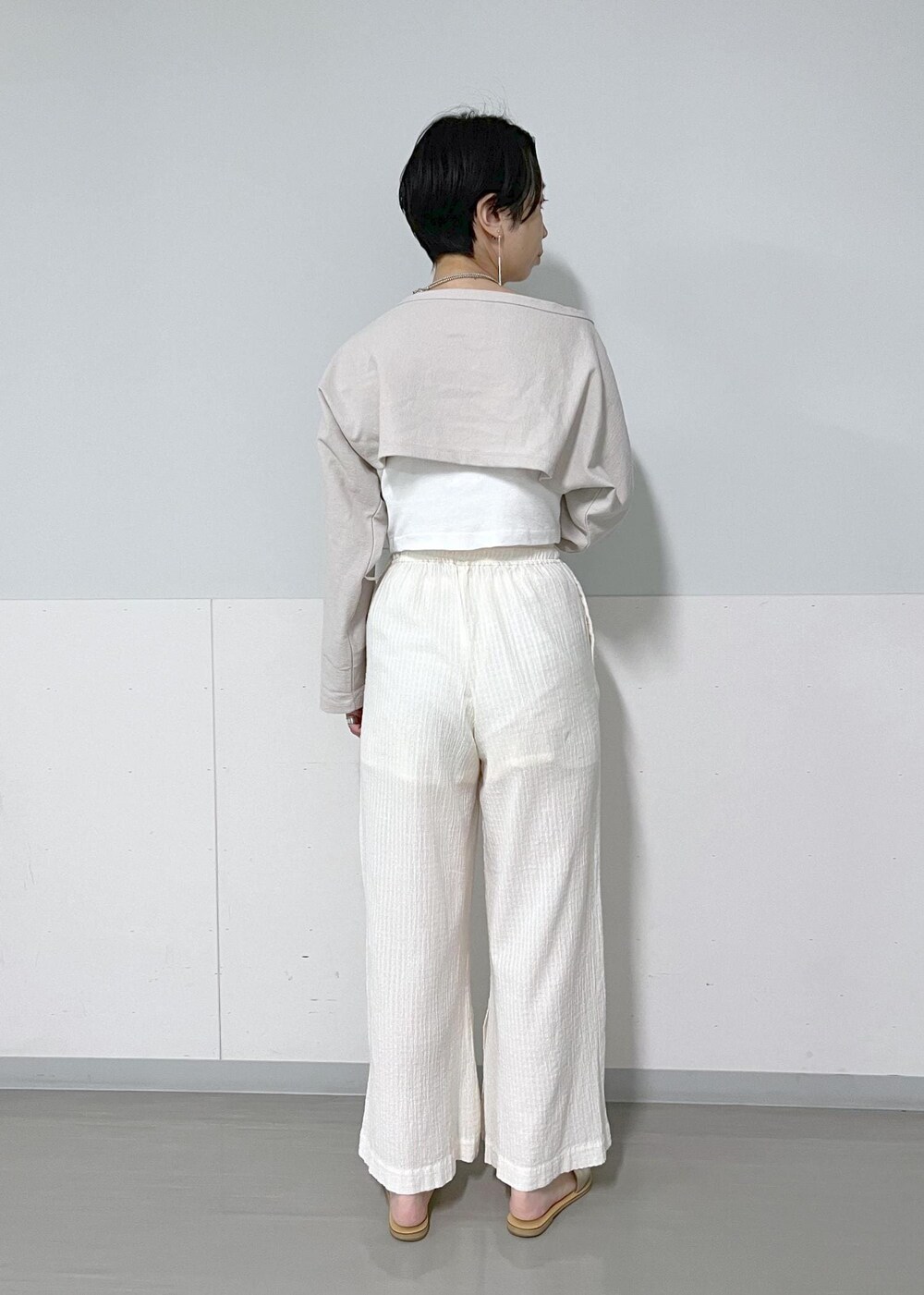 ホワイト系のカーディガン/ボレロ、ホワイト系のその他パンツを着用したレディースの夏コーディネートの3枚目の写真