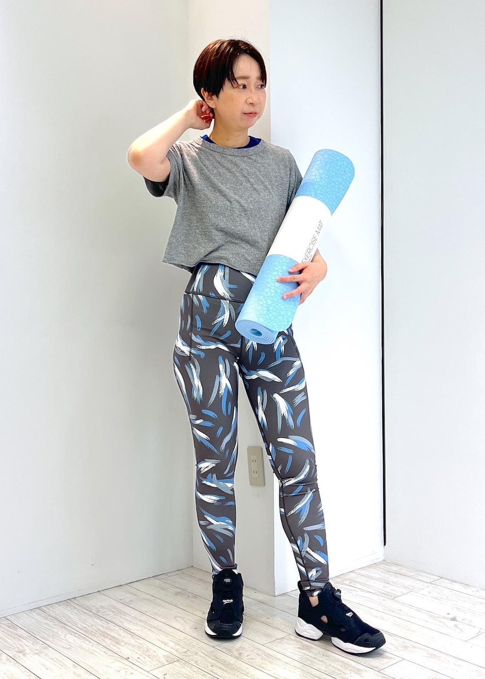 ブラック系のスニーカー、グレー系のTシャツ/カットソー、ブルー系のタンクトップを着用したレディースの夏コーディネートの2枚目の写真