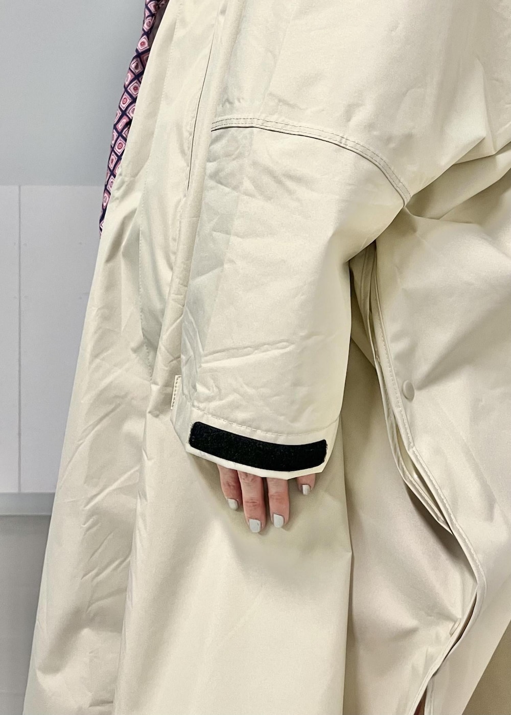 ピンク系のその他パンツ、ピンク系のトートバッグ、ベージュ系のレインコート/ポンチョを着用したレディースの春コーディネートの7枚目の写真