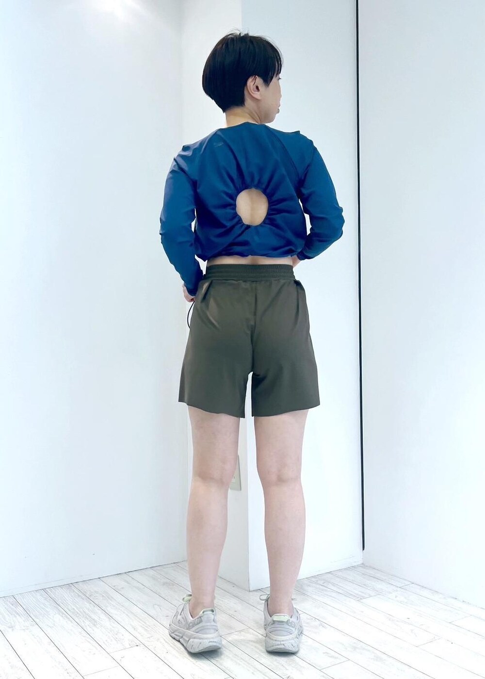 ブルー系のその他トップス、グリーン系の水着を着用したレディースの春コーディネートの3枚目の写真