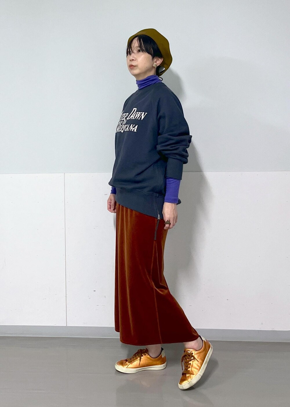 レッド系のスカート、グレー系のスウェット、パープル系のTシャツ/カットソーを着用したレディースの秋コーディネートの2枚目の写真