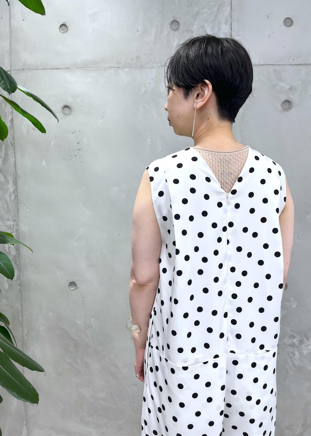 ベージュ系のトートバッグ、ホワイト系のつなぎ/オールインワン、ホワイト系のカーディガン/ボレロを着用したレディースの春コーディネートの6枚目の写真