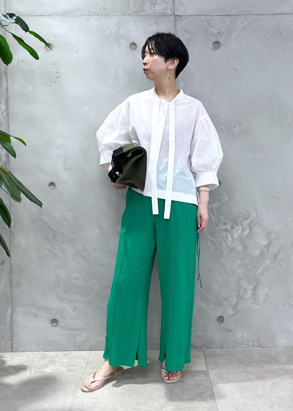 ベージュ系のサンダル、グリーン系のトートバッグ、グリーン系のその他パンツを着用したレディースの春コーディネートの2枚目の写真