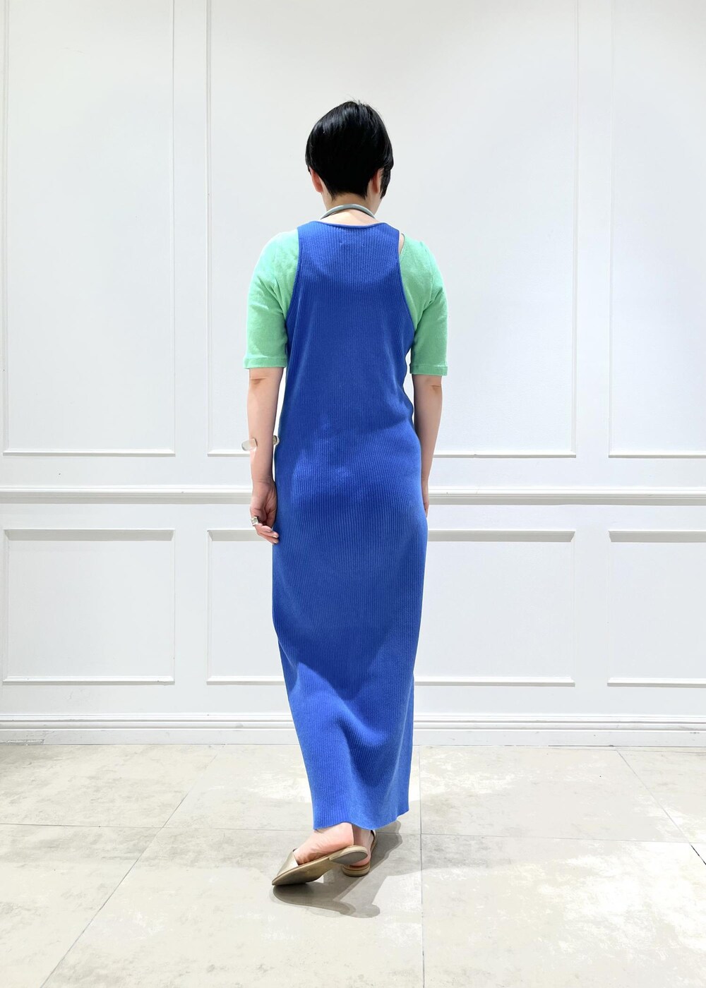 ブルー系のワンピース、グリーン系のTシャツ/カットソーを着用したレディースの春コーディネートの4枚目の写真