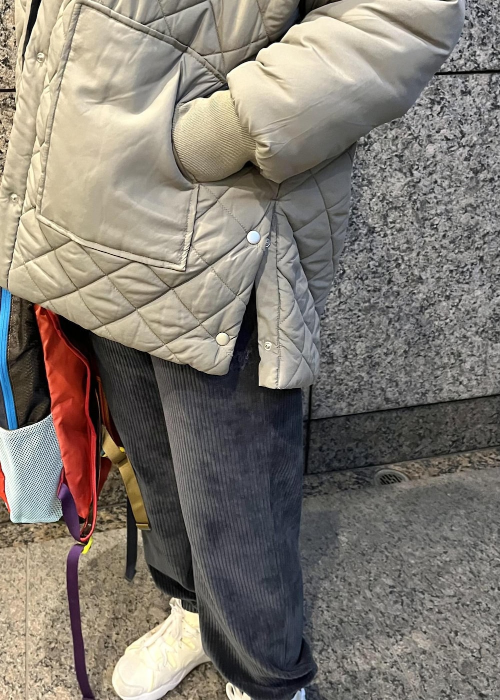 ブラック系のパーカー、ブラック系のその他パンツ、グリーン系のダウンジャケット/コートを着用したレディースの冬コーディネートの4枚目の写真