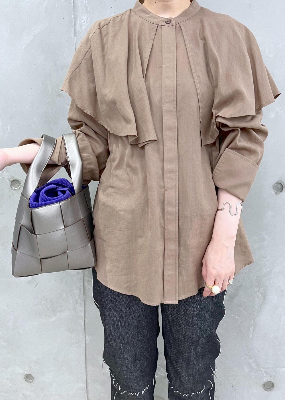 その他のトートバッグ、ブラウン系のシャツ/ブラウス、シルバー系のパンプスを着用したレディースの夏コーディネートの4枚目の写真