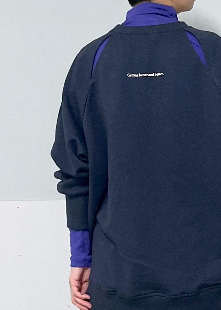 レッド系のスカート、グレー系のスウェット、パープル系のTシャツ/カットソーを着用したレディースの秋コーディネートの4枚目の写真