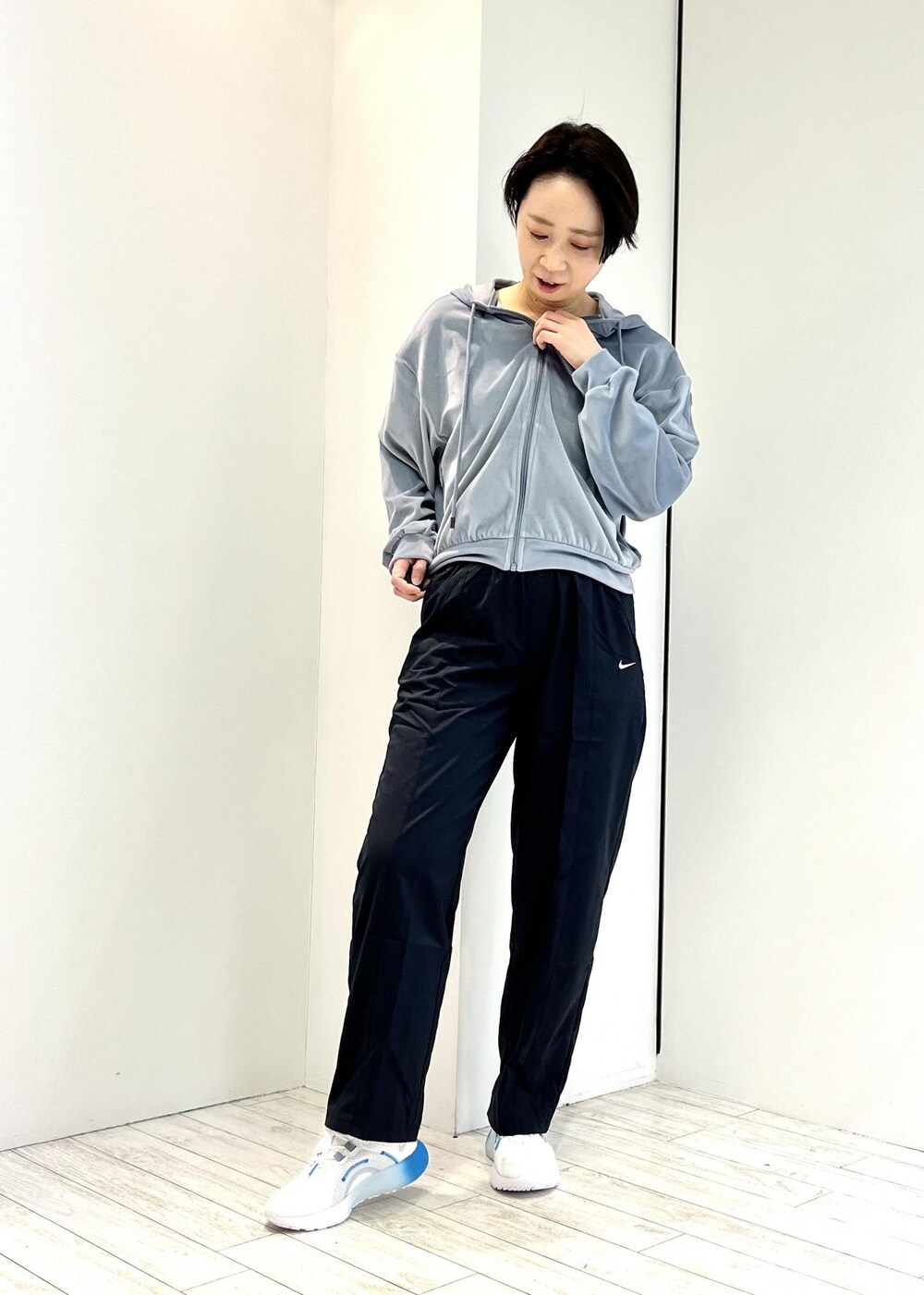 ホワイト系のスニーカー、ブラック系のその他パンツ、ブルー系のパーカーを着用したレディースの冬コーディネートの3枚目の写真