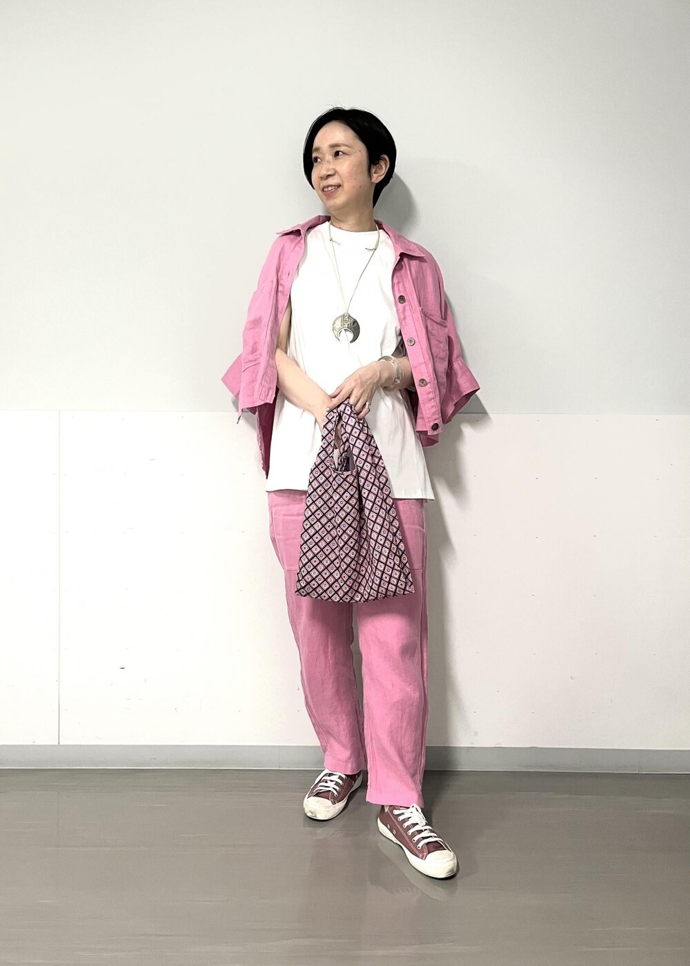 ピンク系のシャツ/ブラウス、ホワイト系のTシャツ/カットソー、ピンク系のその他パンツを着用したレディースの春コーディネートの2枚目の写真