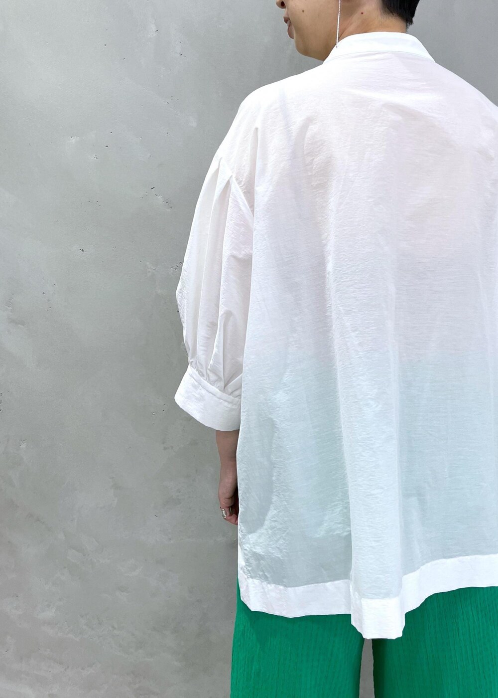 ベージュ系のサンダル、グリーン系のトートバッグ、グリーン系のその他パンツを着用したレディースの春コーディネートの5枚目の写真