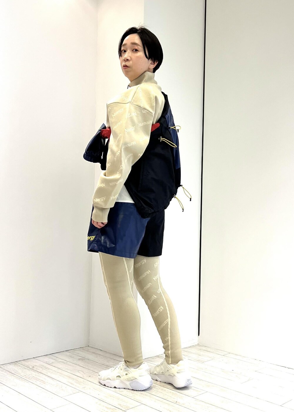 ブラック系のブルゾン、ブラック系のその他パンツ、ベージュ系のその他アウターを着用したレディースの冬コーディネートの2枚目の写真