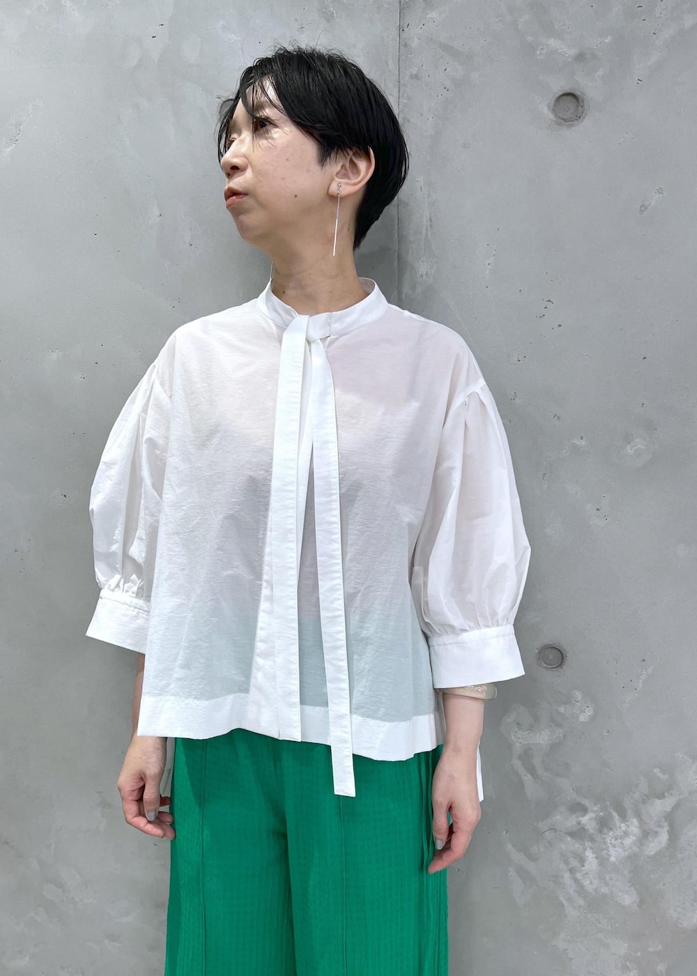 ベージュ系のサンダル、グリーン系のトートバッグ、グリーン系のその他パンツを着用したレディースの春コーディネートの4枚目の写真