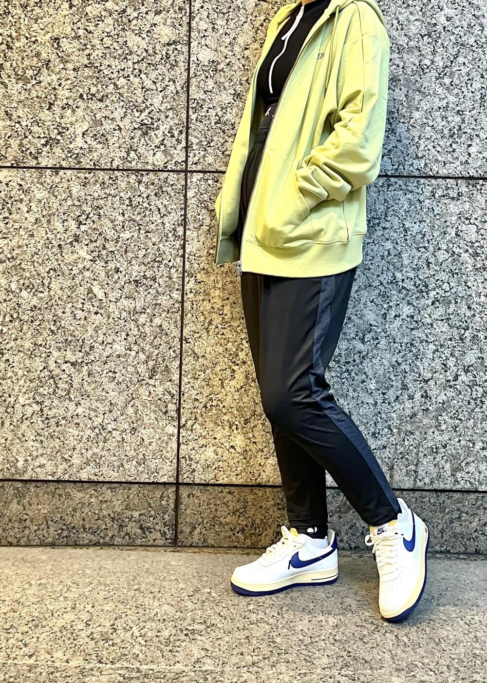 ブラック系のその他パンツ、グリーン系のパーカー、ホワイト系のスニーカーを着用したレディースの冬コーディネートの4枚目の写真