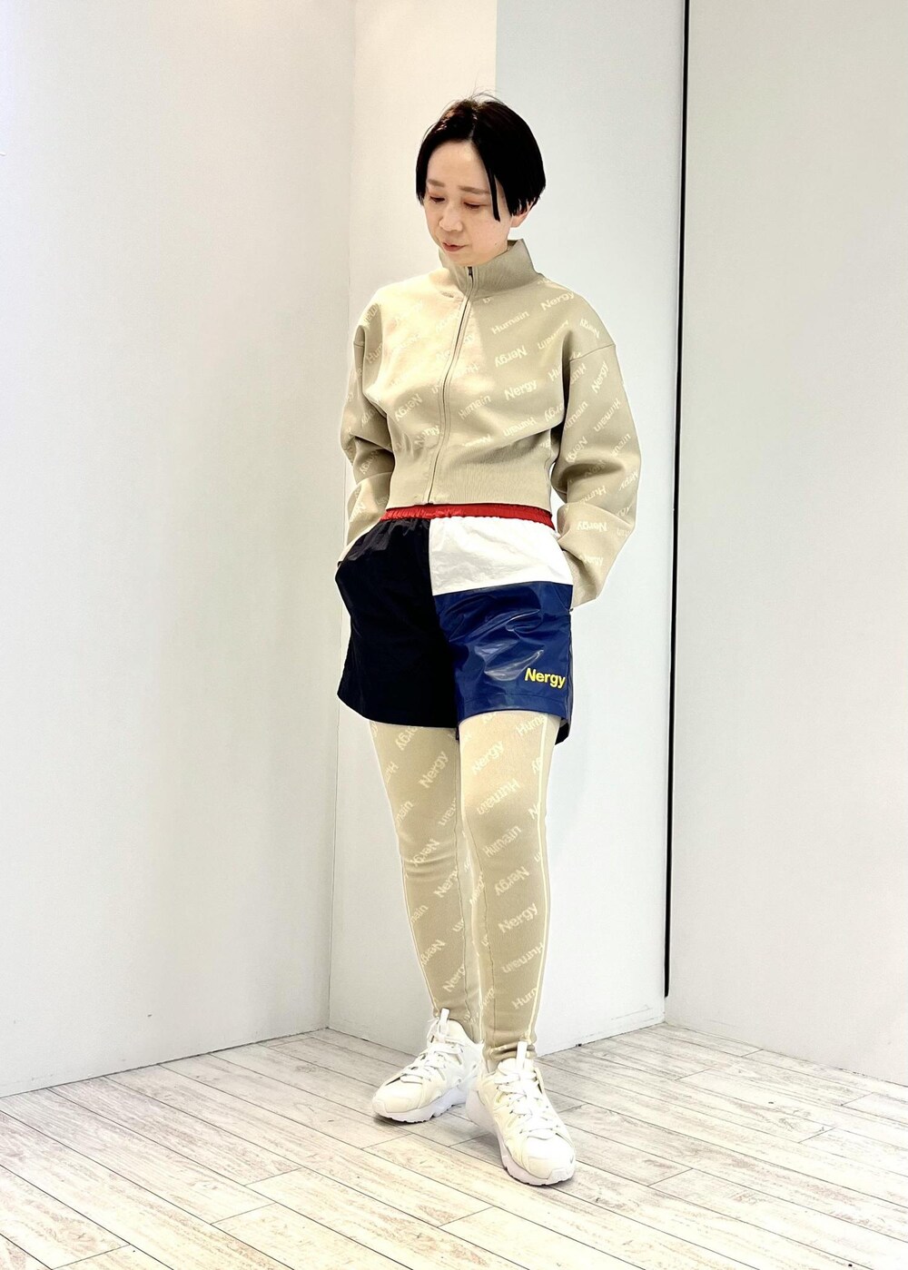 ブラック系のブルゾン、ブラック系のその他パンツ、ベージュ系のその他アウターを着用したレディースの冬コーディネートの3枚目の写真