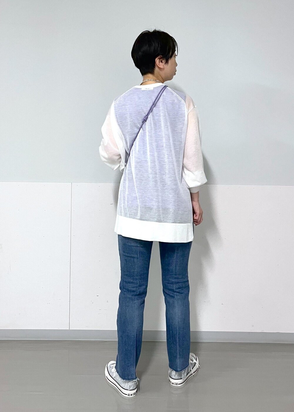 パープル系のTシャツ/カットソー、シルバー系のスニーカー、ホワイト系のTシャツ/カットソーを着用したレディースの夏コーディネートの5枚目の写真