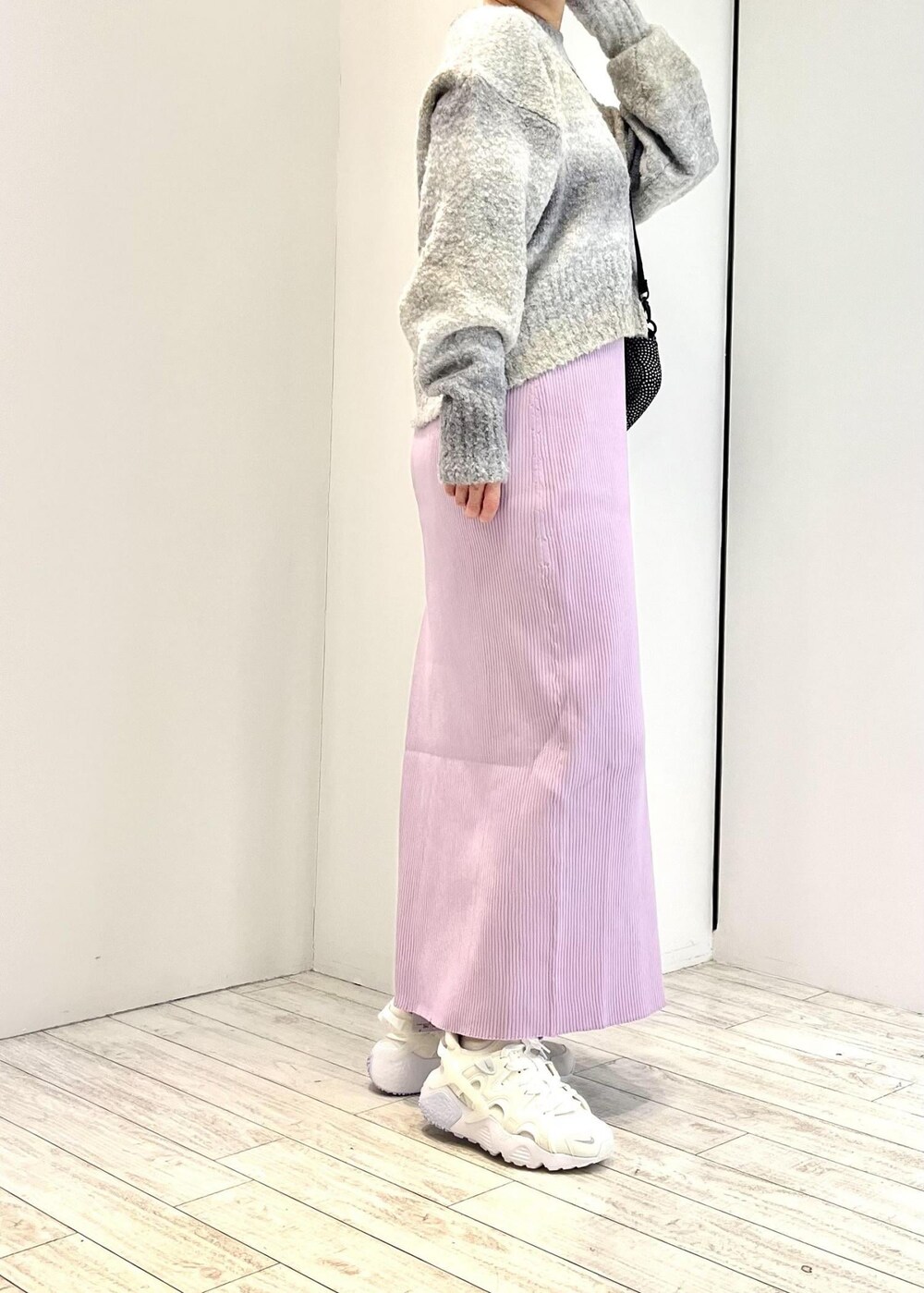 ブラック系のショルダーバッグ、グレー系のニット/セーター、パープル系のワンピースを着用したレディースの冬コーディネートの4枚目の写真