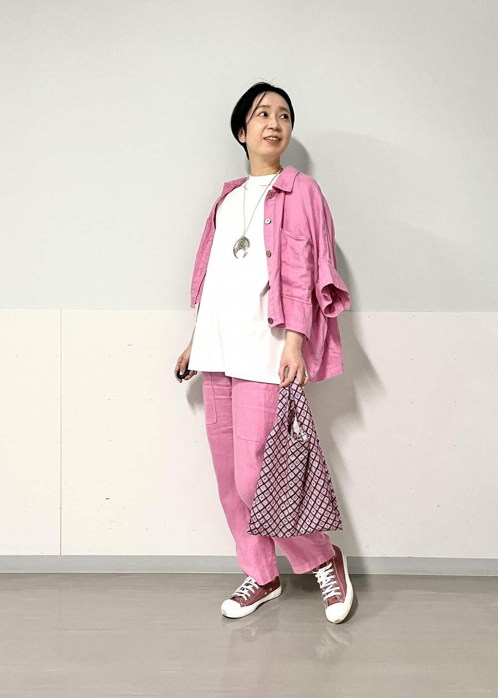 ピンク系のシャツ/ブラウス、ホワイト系のTシャツ/カットソー、ピンク系のその他パンツを着用したレディースの春コーディネートの3枚目の写真