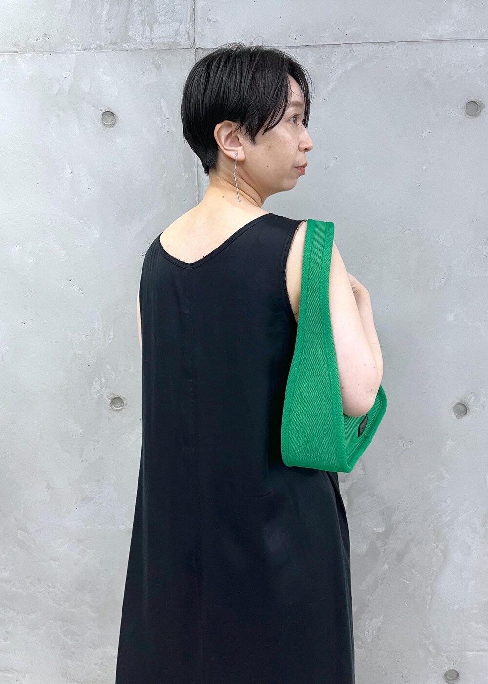ベージュ系のサンダル、グリーン系のハンドバッグ、グリーン系のその他パンツを着用したレディースの春コーディネートの4枚目の写真