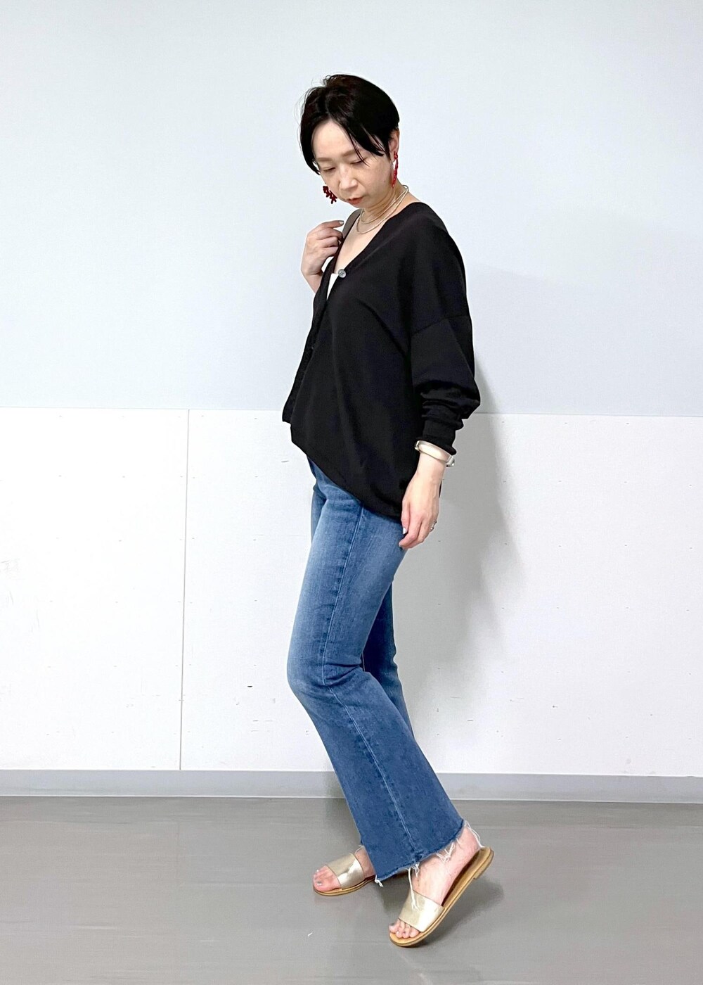 ブラウン系のカーディガン/ボレロ、ブルー系のデニムパンツ、ブラウン系のトートバッグを着用したレディースの夏コーディネートの2枚目の写真