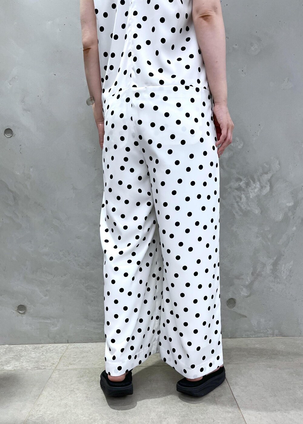 ベージュ系のトートバッグ、ホワイト系のつなぎ/オールインワン、ホワイト系のカーディガン/ボレロを着用したレディースの春コーディネートの7枚目の写真