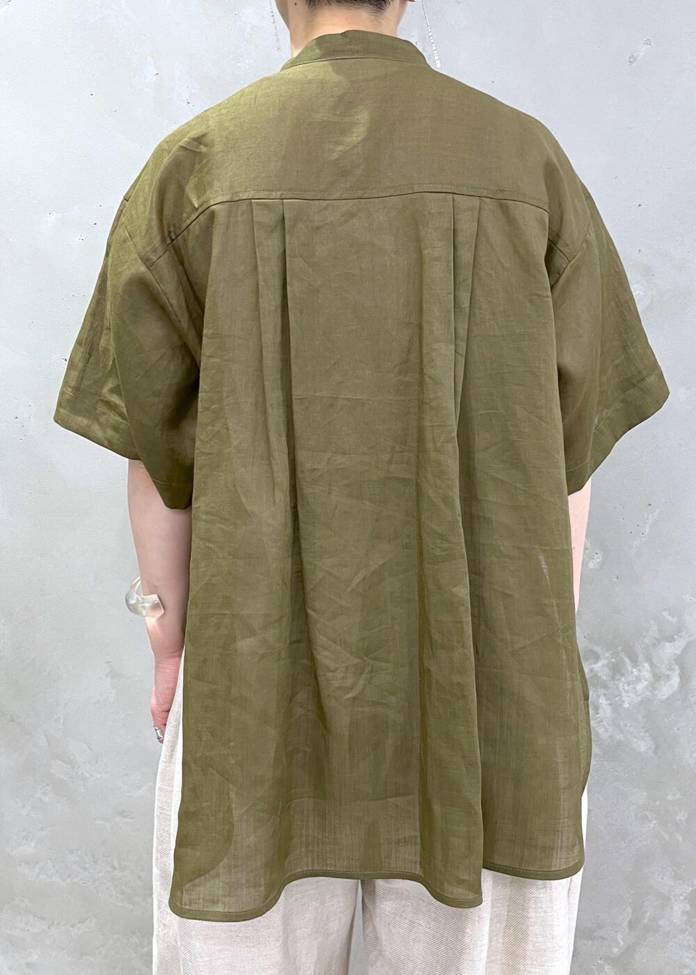 ホワイト系のスラックス、グリーン系のシャツ/ブラウスを着用したレディースの春コーディネートの5枚目の写真