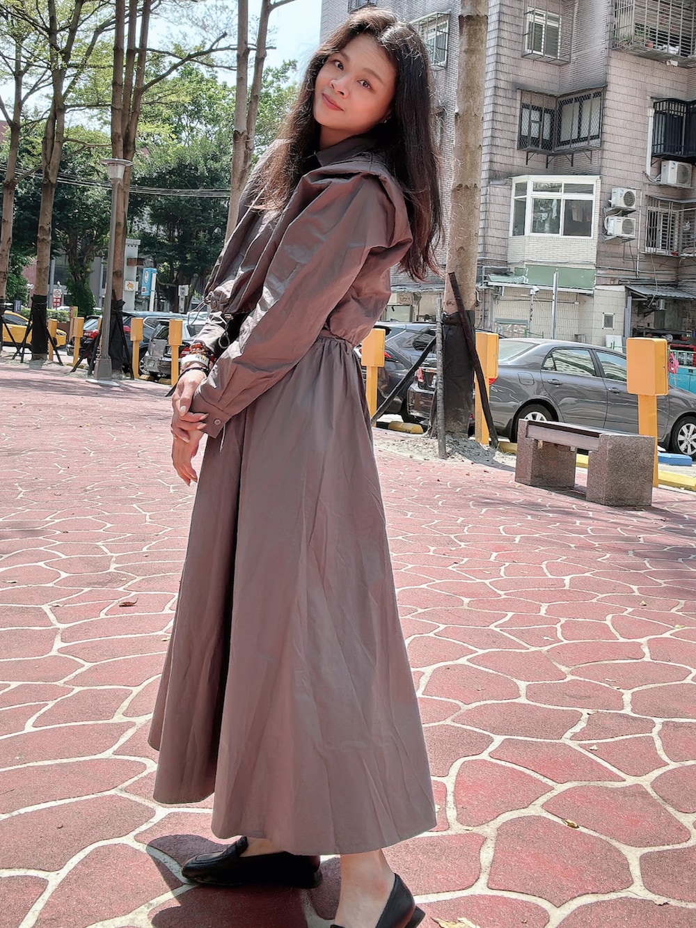 グレー系のワンピース/ドレス、ブラック系のローファーを着用したレディースの春コーディネートの3枚目の写真